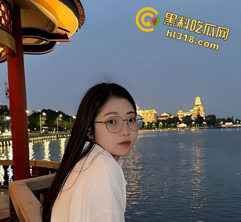 四川清纯眼镜护士【黄依琳】，黑丝眼镜母狗床上淫水横流，主动女上骑乘害羞挡脸，娇喘对话反差至极 !-2