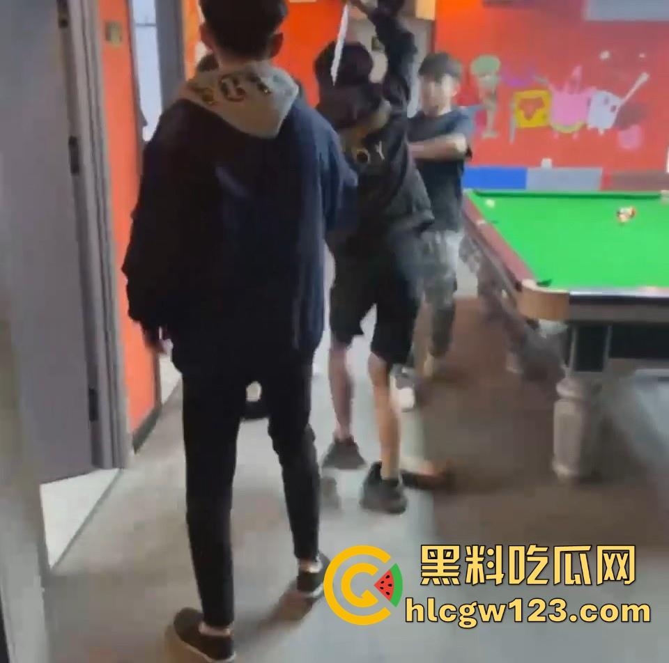 精神小伙台球厅打斗事件！暴怒持刀砍人 手掌惨遭斩成两半 现场血淋淋一片 场面极其血腥胆小勿入！-1