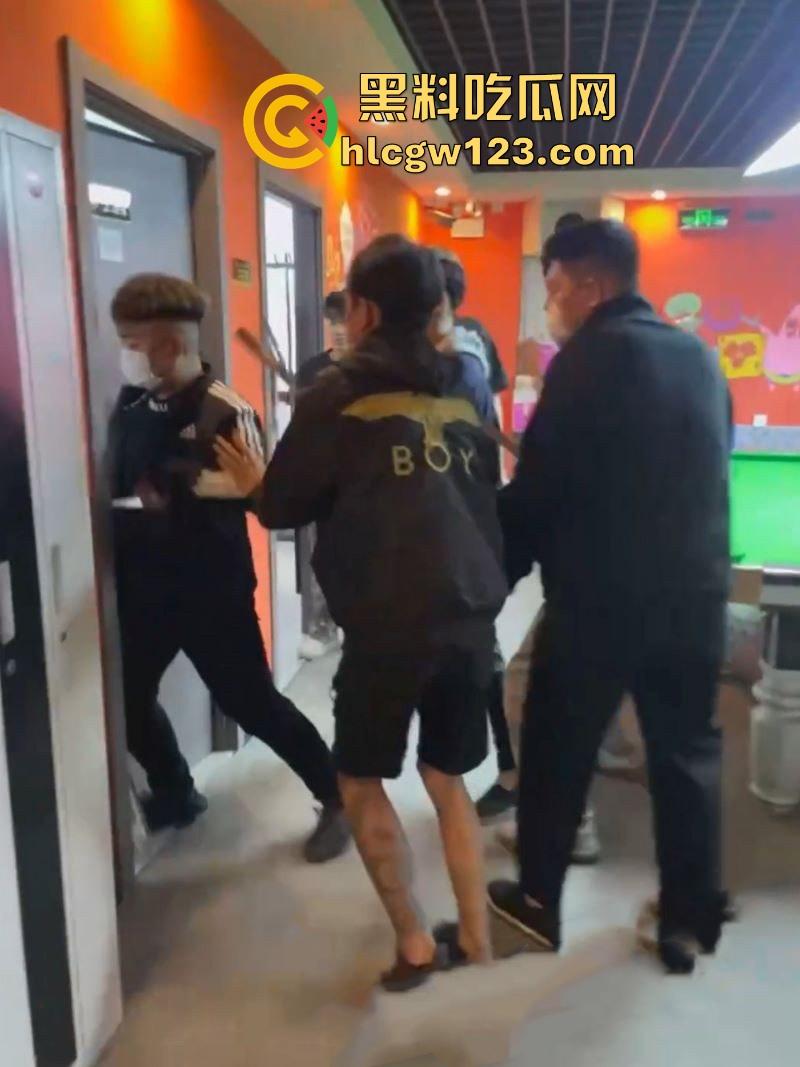 精神小伙台球厅打斗事件！暴怒持刀砍人 手掌惨遭斩成两半 现场血淋淋一片 场面极其血腥胆小勿入！-7