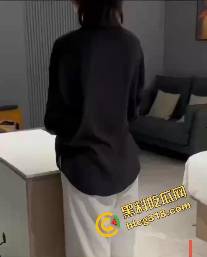 金主玩SM玩上瘾，小母狗穿狗链子趴着等打，撅屁股被打到红肿喊爸爸，有钱真能调教母狗！-4