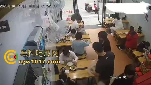 肥胖小仙女吃个早餐发生冲突！火气一上来直接把面扣在后座男生头上，直接扭打起来，给坦克胸罩都打丢了！-4