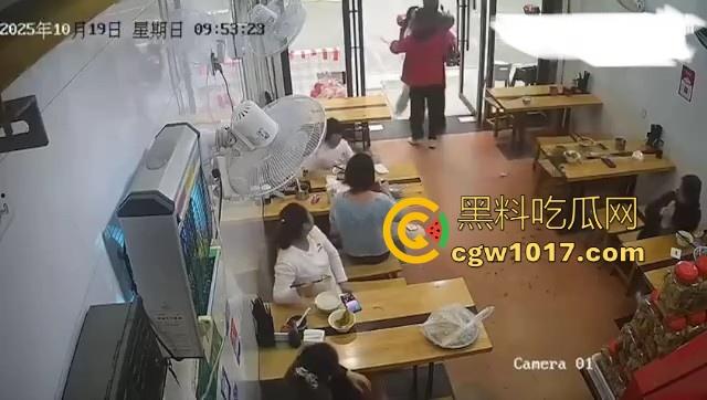 肥胖小仙女吃个早餐发生冲突！火气一上来直接把面扣在后座男生头上，直接扭打起来，给坦克胸罩都打丢了！-9