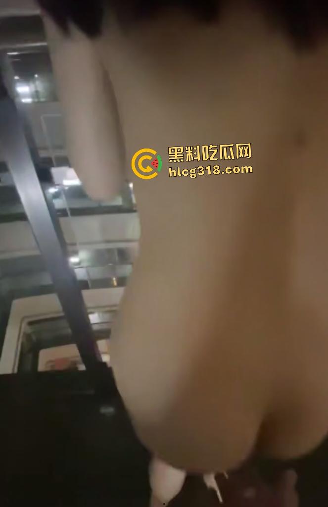 偷情男女深夜在酒店走廊做爱，疯狂后入啪啪声打的整栋楼都听得到，有人听到还以为半夜装修呢！-5