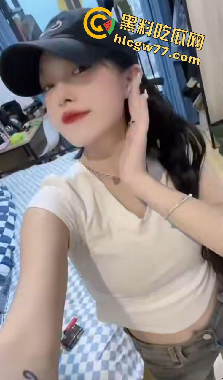 精神小妹露脸自慰翻车！土豪定制私密照，哥哥偷装软件同步看片，兄妹乱伦剧情要上演？-2