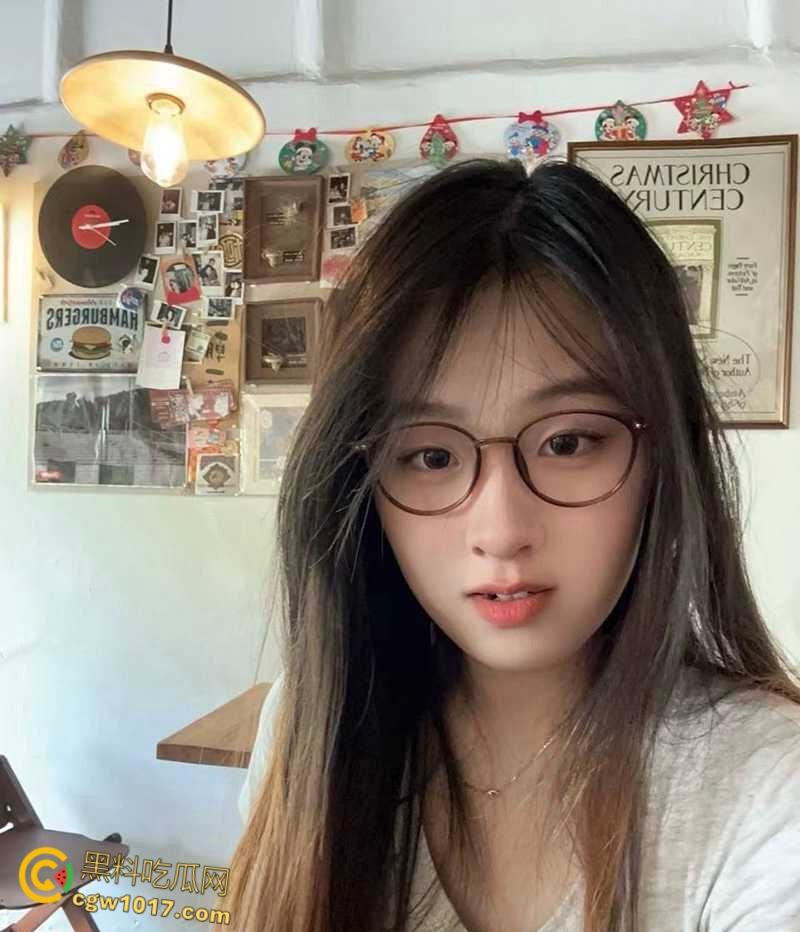 深圳清纯女实习生【罗梦瑶】，被领导陪酒潜规则，娴熟口技吸吮大屌，女上骑乘淫水泛滥，职场的眼镜妹就是反差！-1