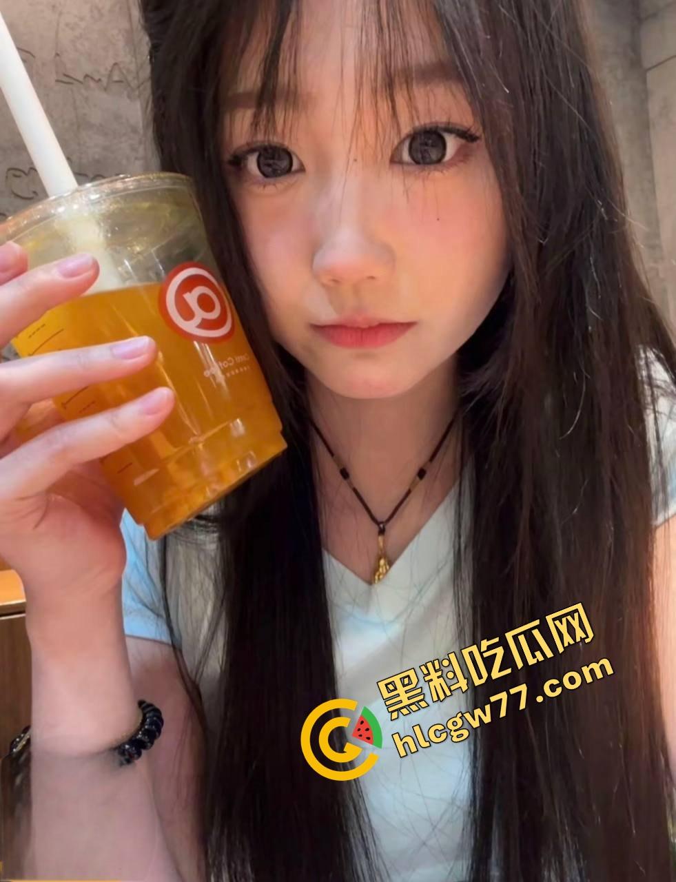 抖音网红『小痞太帅了』私拍流出！清纯女神变母狗 黑丝自慰淫水狂喷，金主无套后入猛操嫩穴！-2