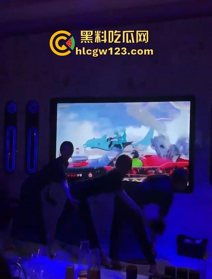 KTV包厢的淫乱现场 汉服美女曼妙舞姿后脱衣艳舞大秀 白皙娇躯性感内衣尽显 扭臀热舞媚眼挑逗 诱惑到极致！-3