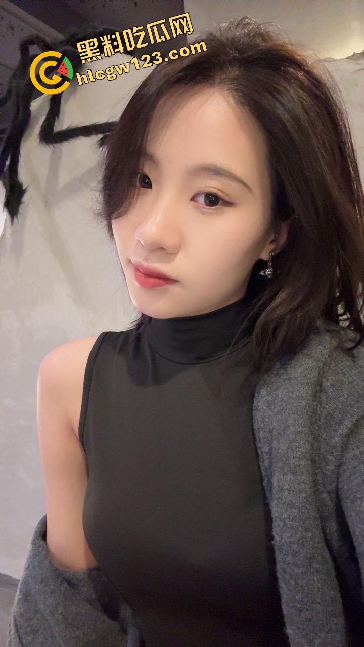 KTV开个包厢就送骚逼气氛组，七八个骚妹不穿内裤露着逼给你伴舞，你唱歌她们跳艳舞！-2