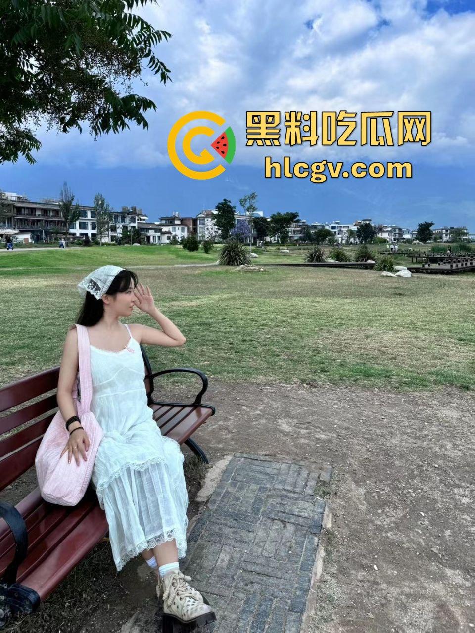 武大高颜值清纯少女【依依】被金主调教成母狗！全国各地旅游打卡露出，逼过流水雁过无声！-9