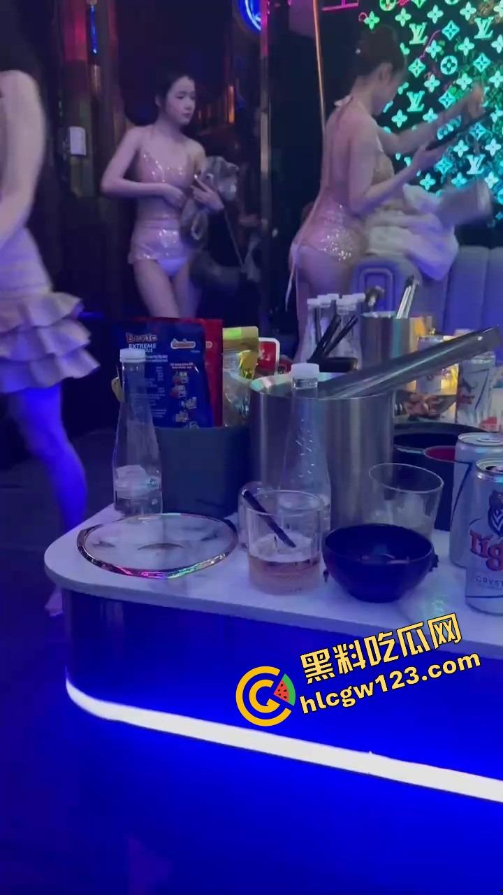 KTV开个包厢就送骚逼气氛组，七八个骚妹不穿内裤露着逼给你伴舞，你唱歌她们跳艳舞！-10