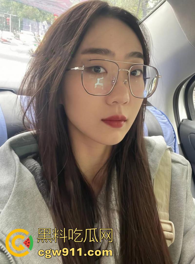 眼镜骚逼课外辅导语文老师【小苏】，身材极品翘臀诱人，一边教课一边解决性需求，这么学习早上清北了！-1