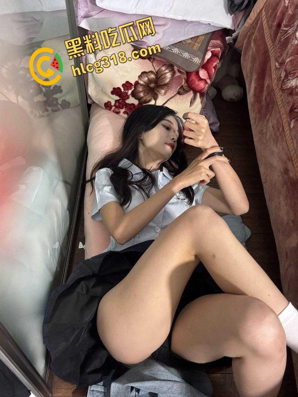 湖南师范大学嫩妹【程鱼菲】，异地恋自慰娇喘诱惑男友，见面骚逼饥渴难耐，私人影院激情沙发后入 !-5