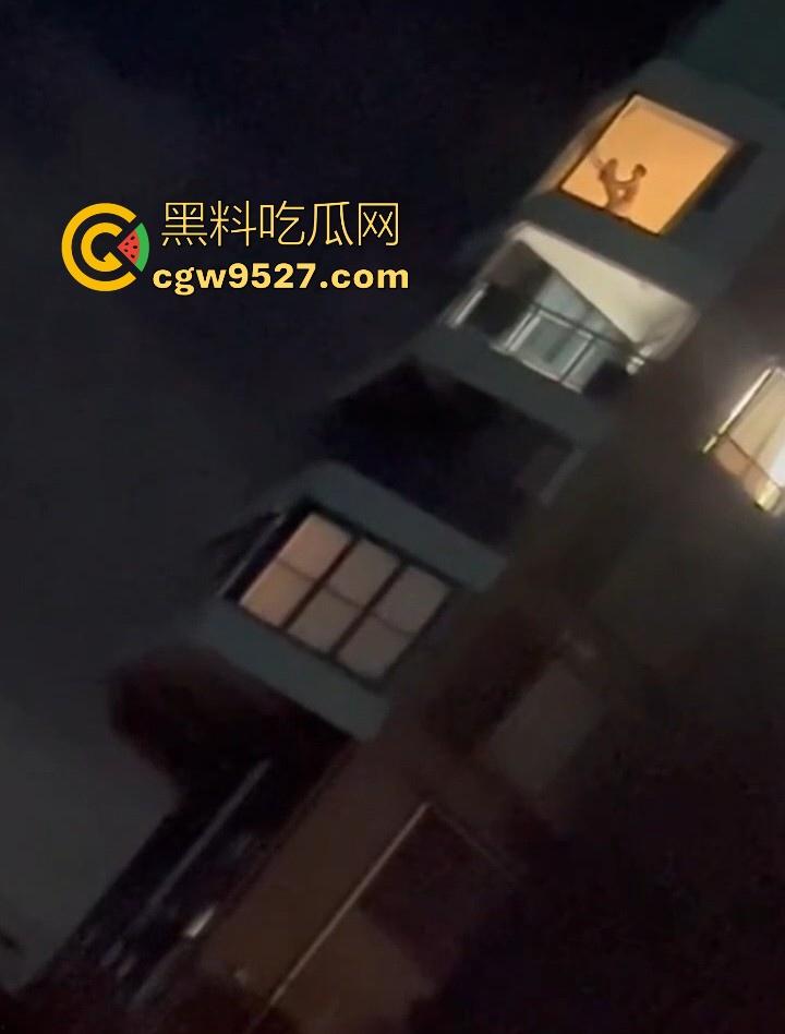 杭州某小区深夜窗前上演火辣性爱大戏，极品身材扶墙后入，各种动作变换不断，靡剪影在灯光下若隐若现！-5