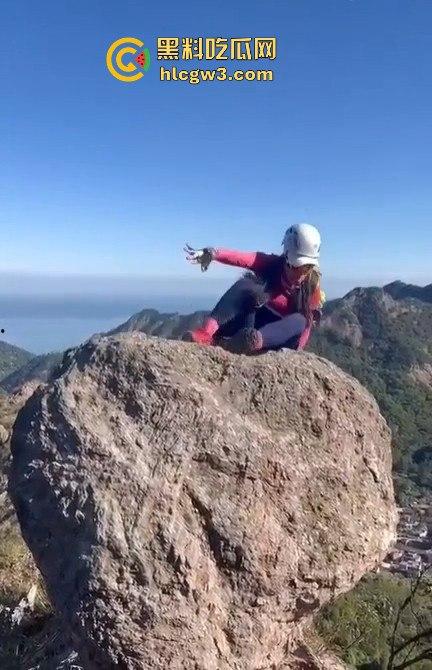 摆拍也要选对地方 女子悬崖边扭腰凹造型，刚摆完S曲线，转头就玩命飞下去！-6
