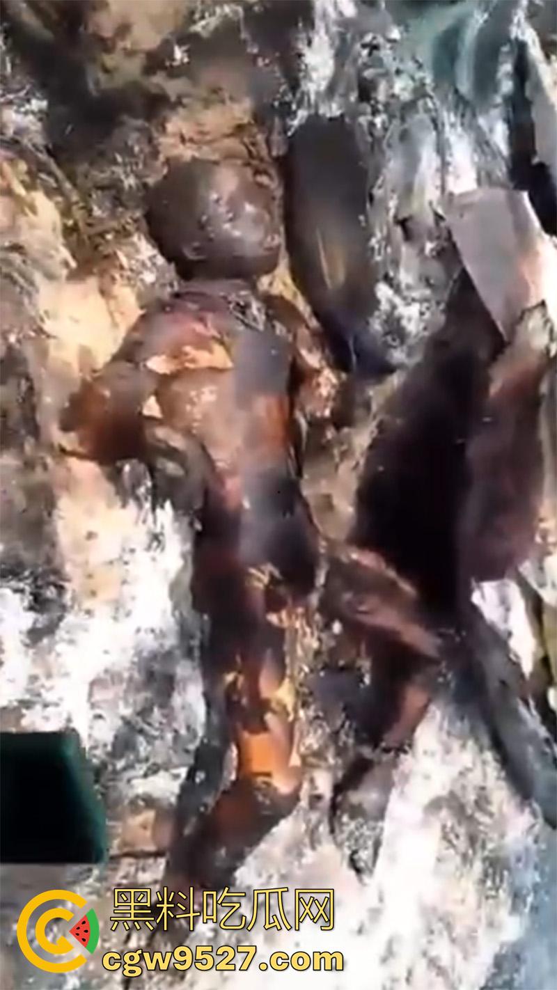 油罐车爆炸恐怖现场，造成77人死亡，鸡巴都给烧焦了，原始风味大烧烤，实在太惨了！-4