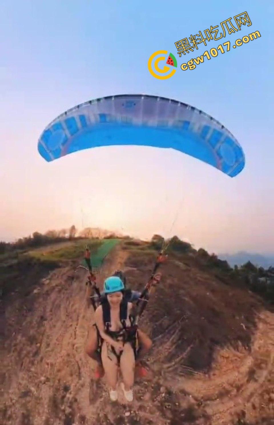 越南岘港上海白领女孩全裸起飞，翘臀隔空振动，惊呼回荡，私处暴露云端，体验高空全裸的双重刺激-7