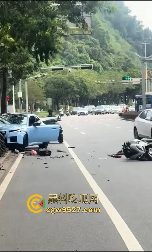 广东江门跑车与摩托车之间的故事，狂踩油门，拉爆排气管，结果装逼失败，开慢一点总归没错的，安全第一！-2