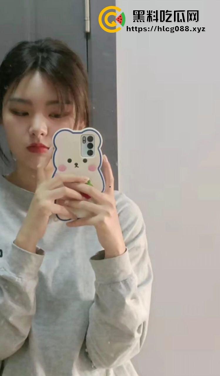 阜阳小骚狗反差烂货【张涵余】嫩脸勾人，背地里逼洞被男人捣烂，男友连毛都没碰过！-5