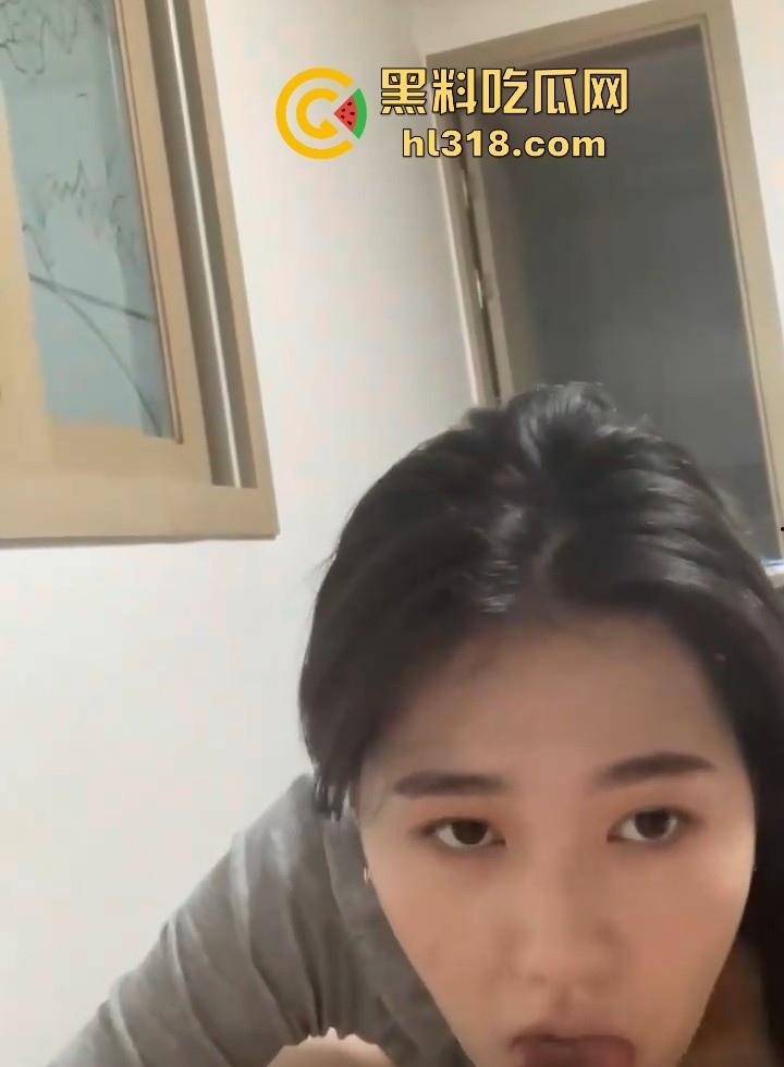 约炮爱笑的极品人妻，微胖身材反差熟女小，背着老公来偷情，一边吃鸡一边笑，太踏马淫荡了！-3