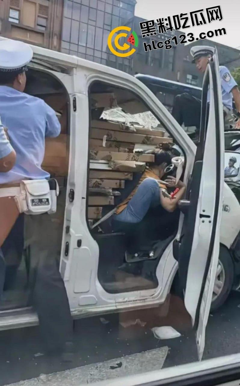 太惨了！面包车“人货混装”追尾，副驾驶女人没了！-5