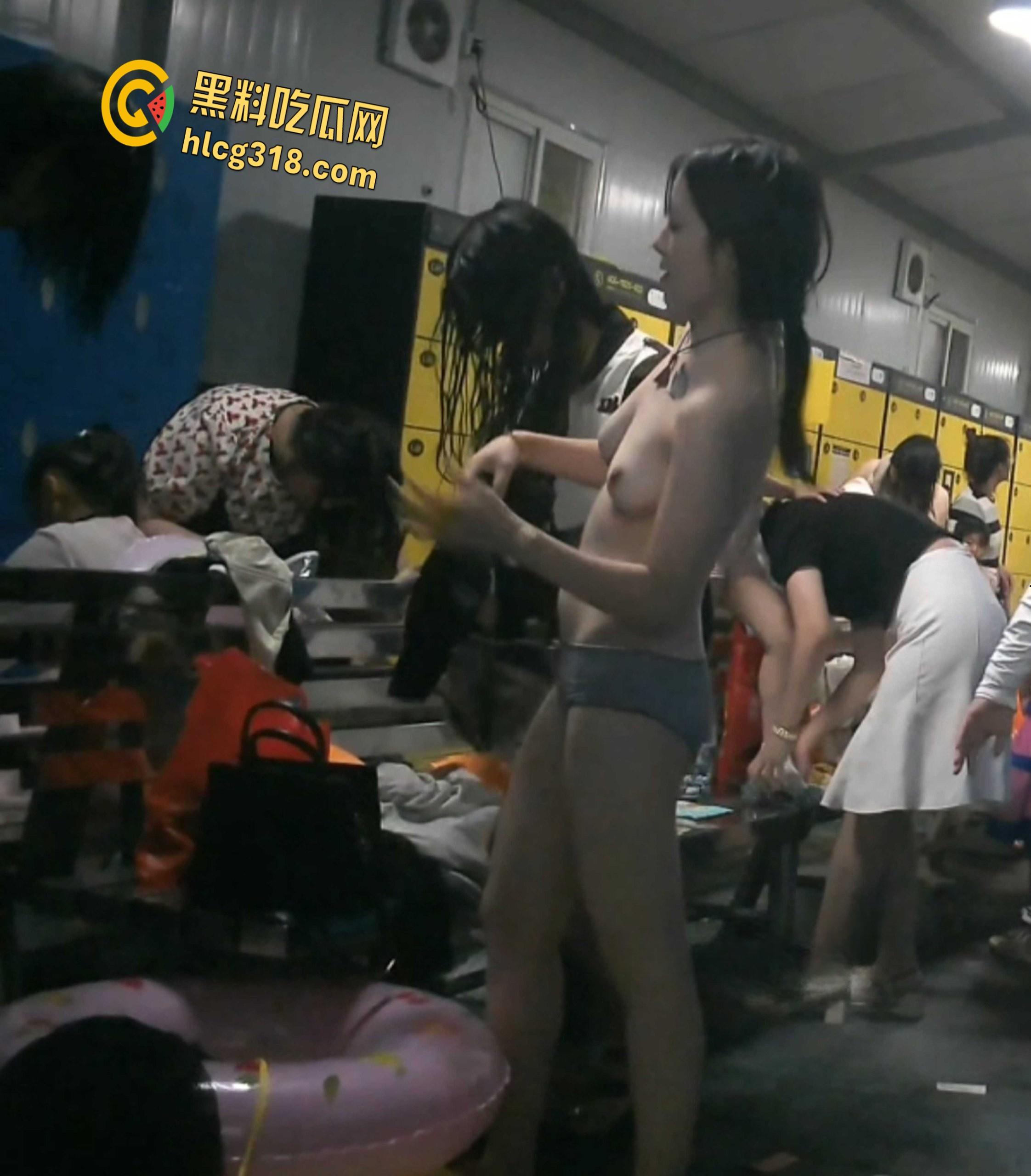大神偷拍某水上乐园更衣室，多位美乳妹子极品少妇, 偷拍性感酮体换衣过程 !-4