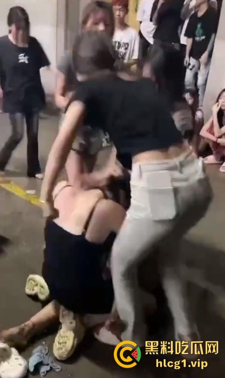 街头赛混剪开赛！女人狠起来根本拉不住啊！互殴招式狠辣不输男人！-5