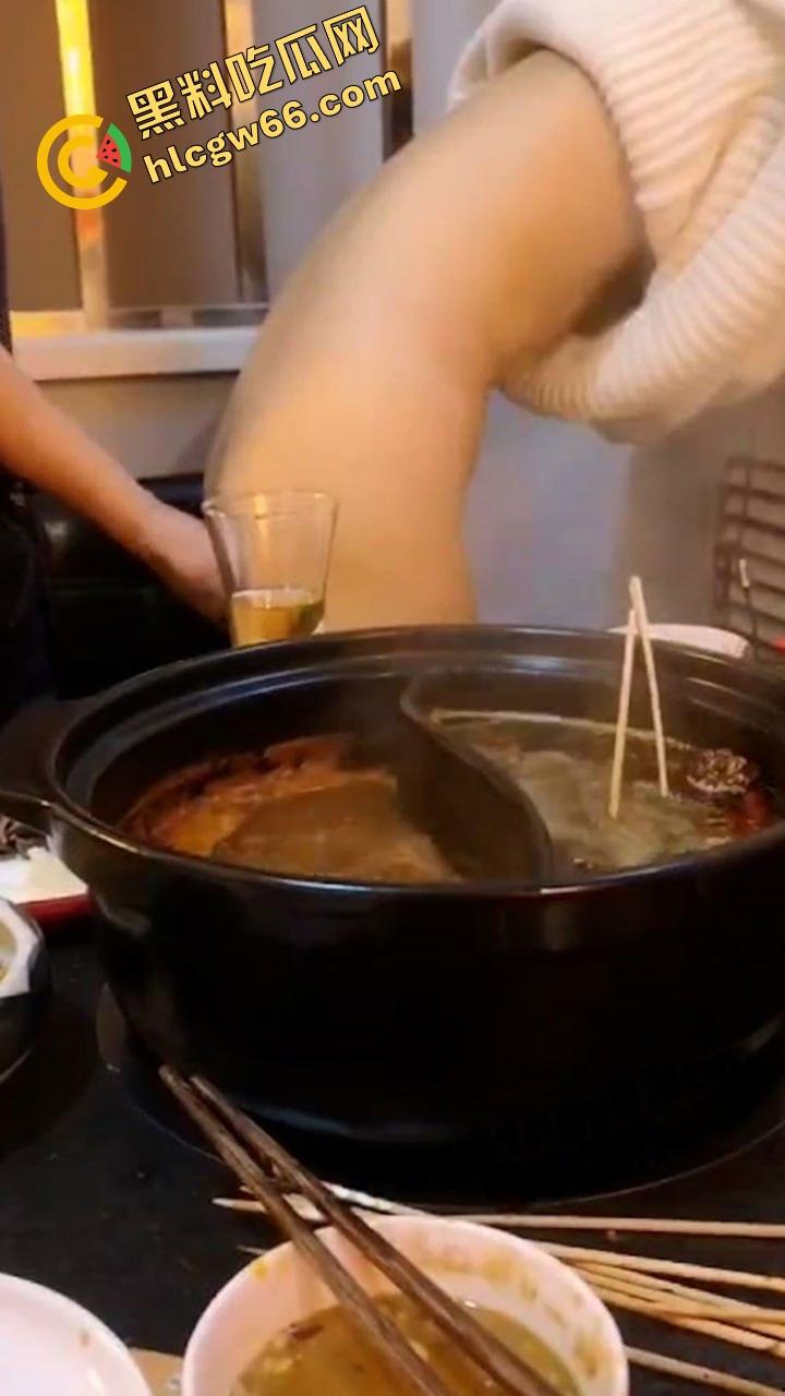 桌上吃肉，桌下吃逼，绿帽哥请兄弟草自己老婆边吃边拍，骚妻水流成河，火锅秒变淫锅！-7