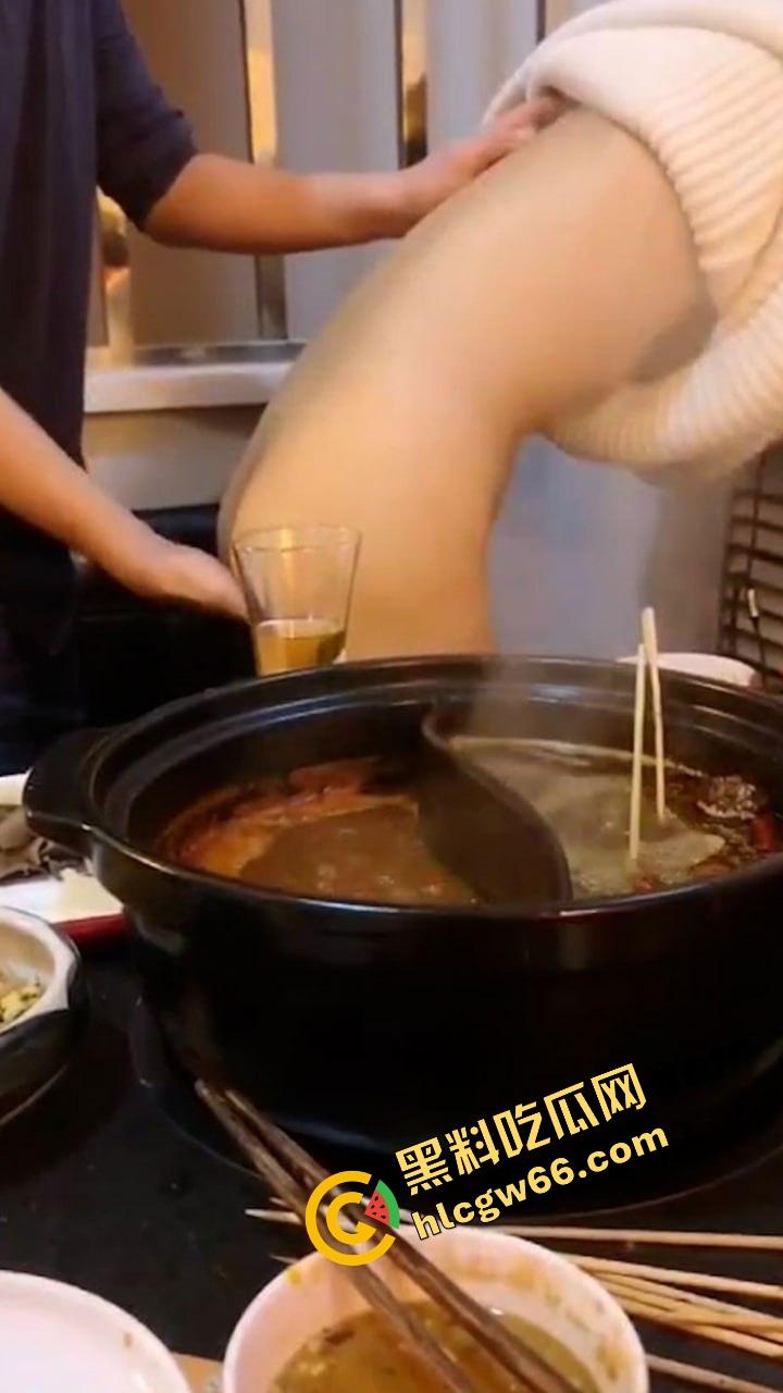 桌上吃肉，桌下吃逼，绿帽哥请兄弟草自己老婆边吃边拍，骚妻水流成河，火锅秒变淫锅！-9