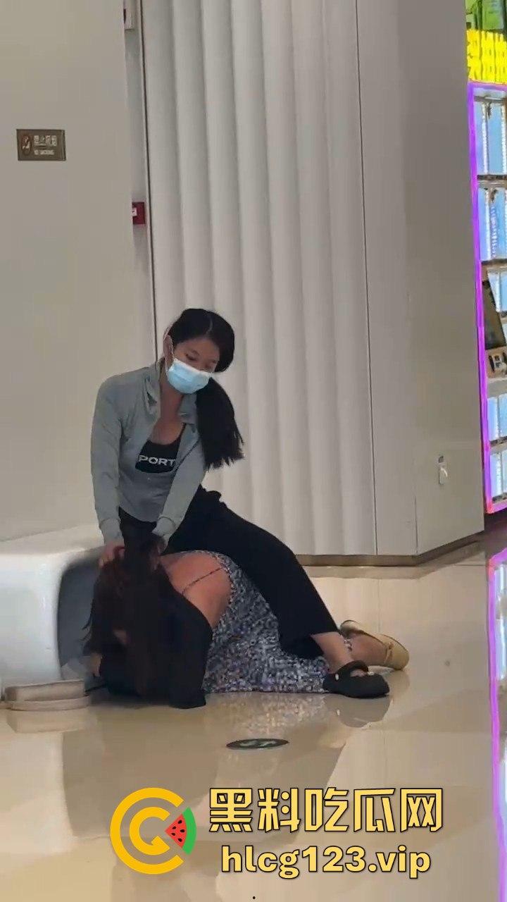 珠海街头惨烈抓小三！正妻怒揍小三十分钟，后背裸露惨叫救命，路人全程围观无人理！-5