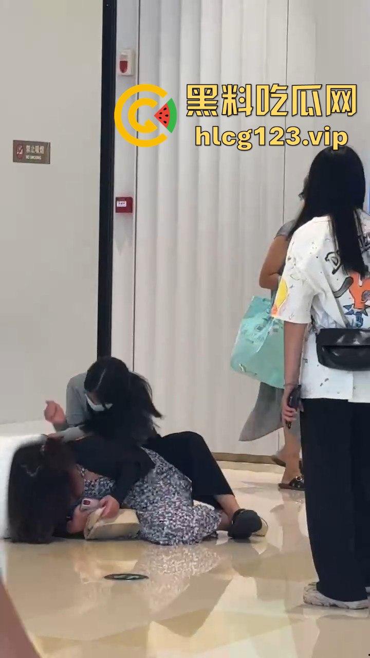 珠海街头惨烈抓小三！正妻怒揍小三十分钟，后背裸露惨叫救命，路人全程围观无人理！-7