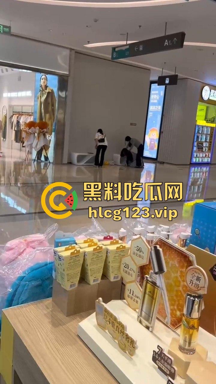 珠海街头惨烈抓小三！正妻怒揍小三十分钟，后背裸露惨叫救命，路人全程围观无人理！-10