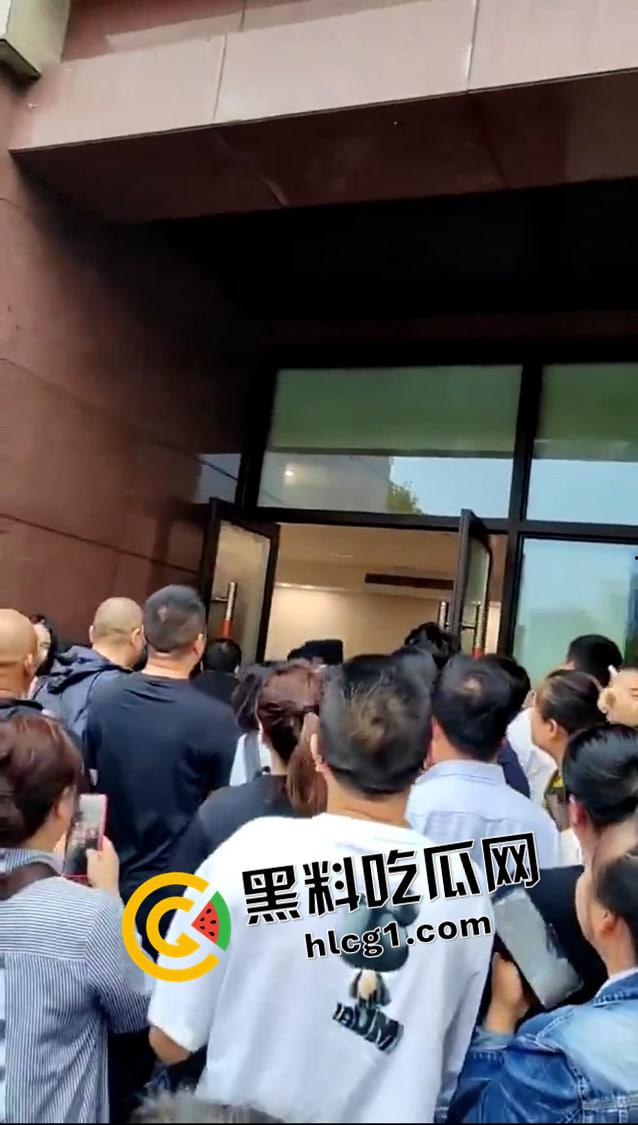 重庆渝北区 学区房学校未兑现 五大小区集体维权 与警察混战 多名业主被抓 现场视频流出-5