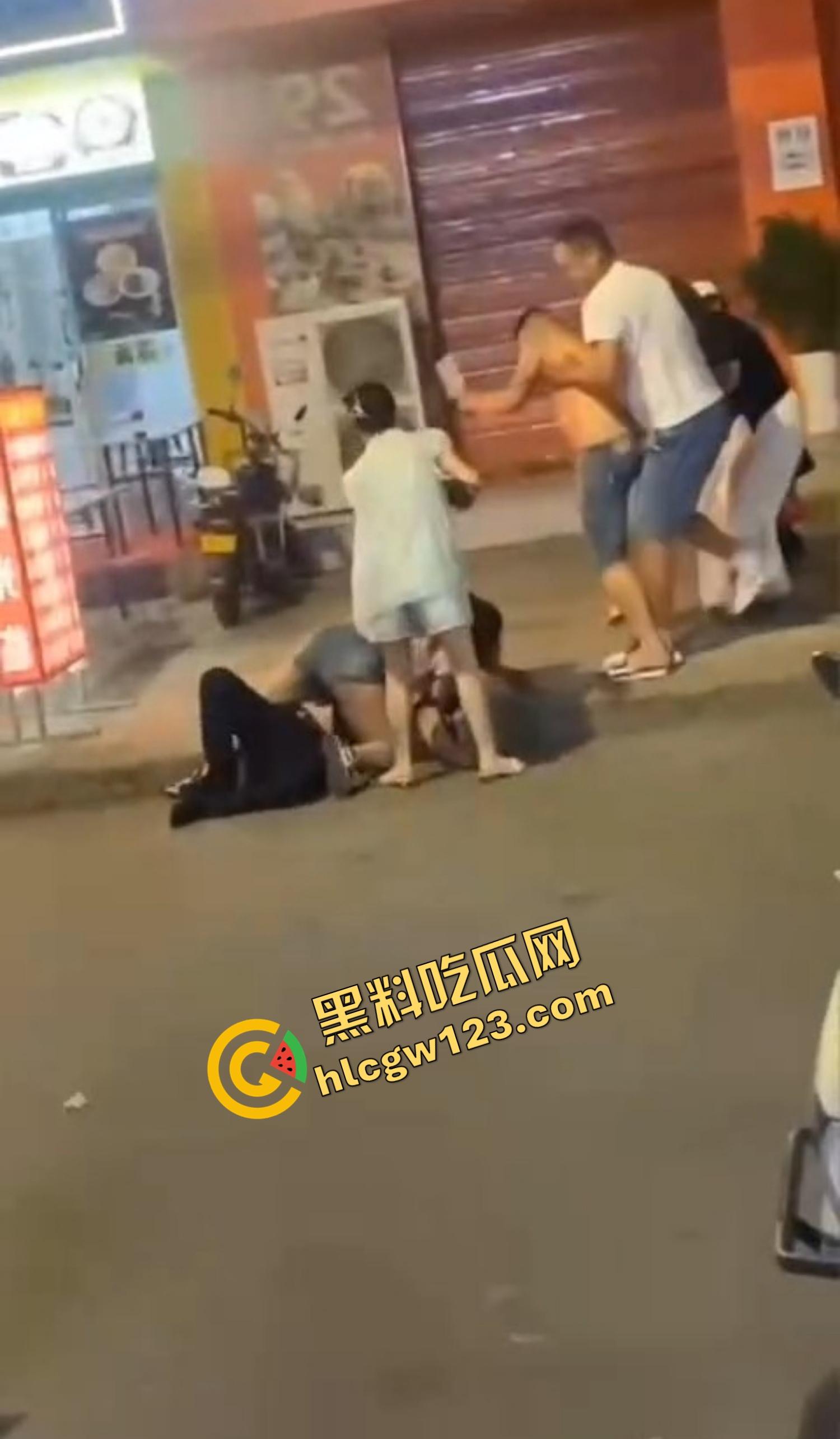 520本该是情人节，结果变成血光之灾，男子当街挥刀对头怒砍奸夫，偷人老婆你不怕死啊？-9