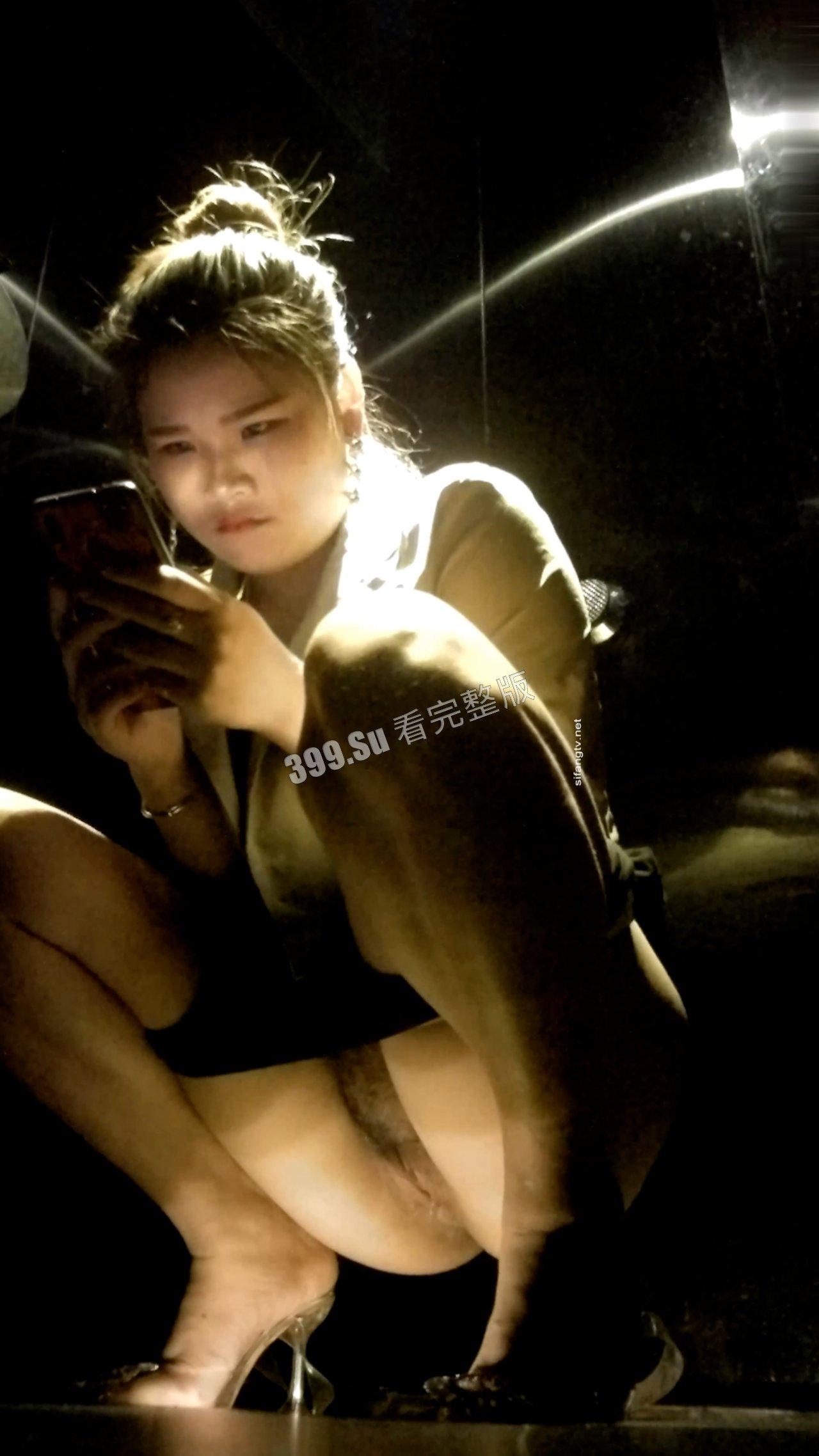 固定摄像头 全景偷拍几位高质量的夜总会妹子，办公室女主播和女澡堂代拍-11