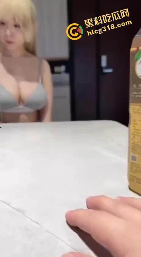相亲对象居然是撸过的网黄，吃完饭直接喊我去她家，一进门就嫌热开始脱，捡东西直接扎头发是几个意思？-7