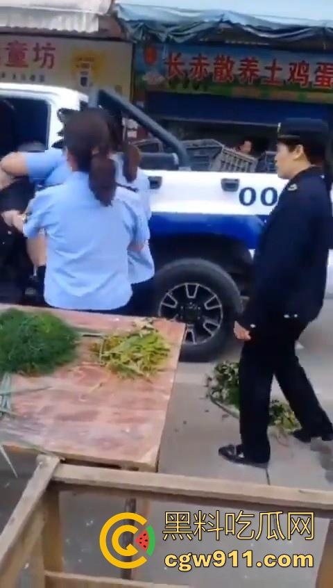 老头因菜市场摆摊和城管发生口角后斗殴！数人暴力执法将老头擒获，有执照的流氓？-3