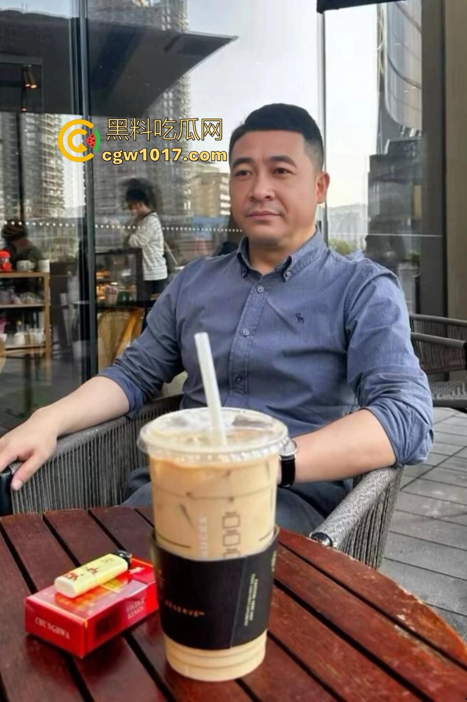 广东珠海黑衣疯狗握刀从保安亭砍翻VIVO店，红衣哥豹子般杀出过肩摔砸地骨裂砍刀飞十米，民警蜂拥铐走！-1