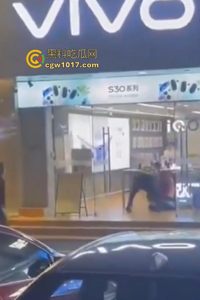 广东珠海黑衣疯狗握刀从保安亭砍翻VIVO店，红衣哥豹子般杀出过肩摔砸地骨裂砍刀飞十米，民警蜂拥铐走！-9