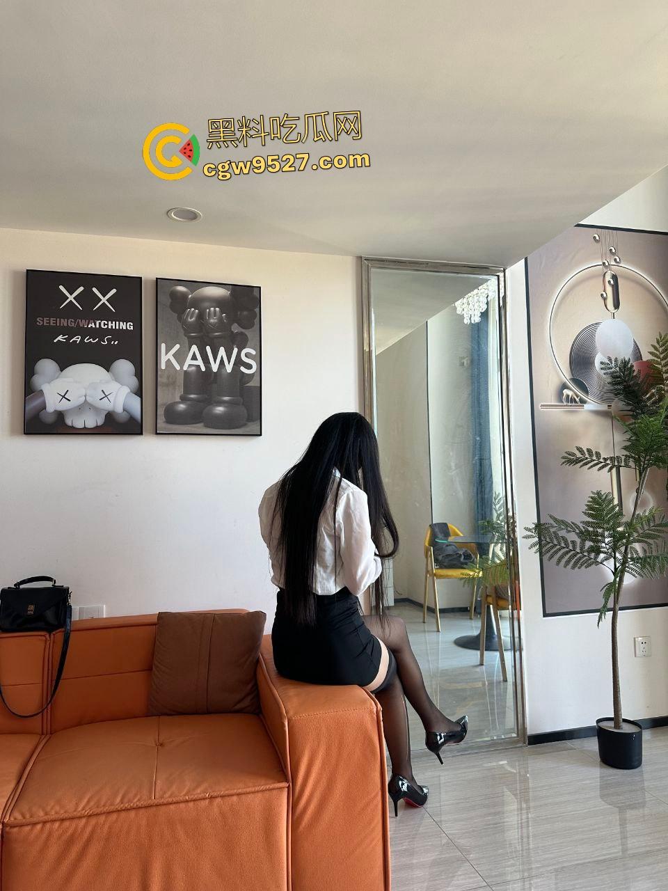 内蒙老公献妻给单男，还从门后偷拍单男舔老婆的逼，传教士教老婆上体育课，可惜鸡巴有些短，遗憾了！-3