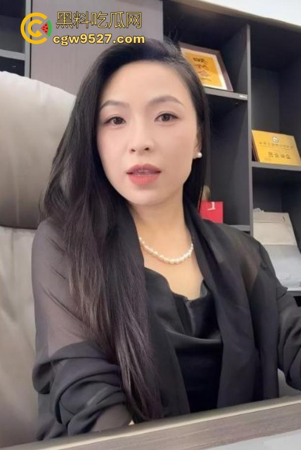 轻暴力虐调风骚婶婶，剪刀剪开性感内裤直接掰唇展示阴道，无套骑乘榨精，浓精喷满旺盛阴毛！-1