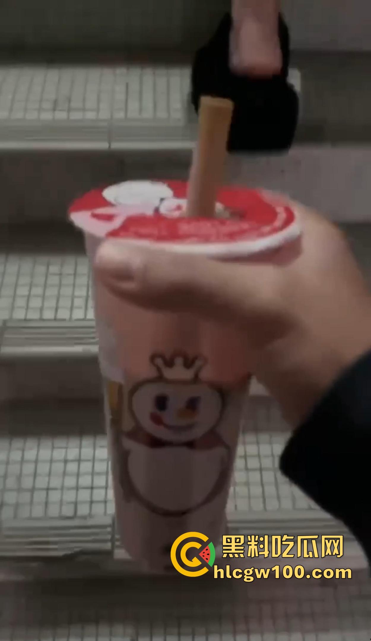 大学妹子下课就忙着接客 背影一瞅质量不错 瓜友拿着蜜雪冰城跟着跑 到家直接开干全程偷拍不讲武德！-9