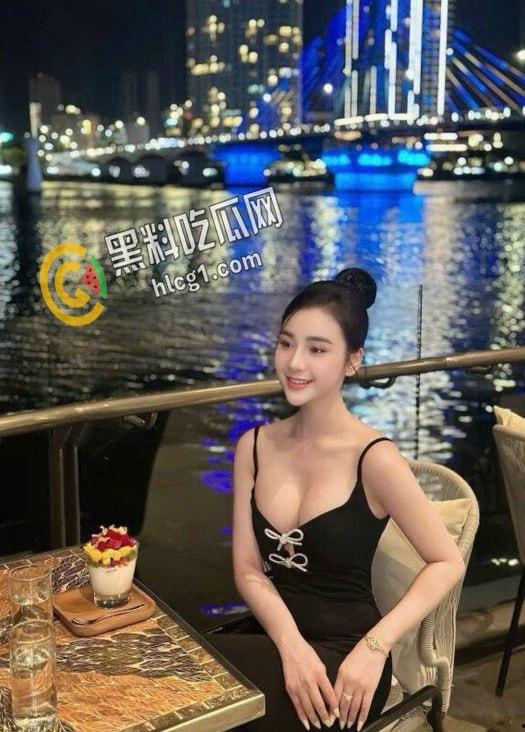 越南极品白嫩大奶模特 VtHaMy 在酒店和纹身老板自拍无套吃鸡后入啪啪性爱视频流出-3