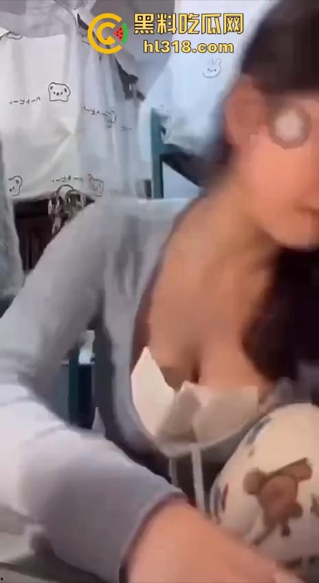 极品女大直播擦边卖货，硕大巨乳引人注目，都不知道她说什么了一心只盯着胸，眼睛移都移不开！-1