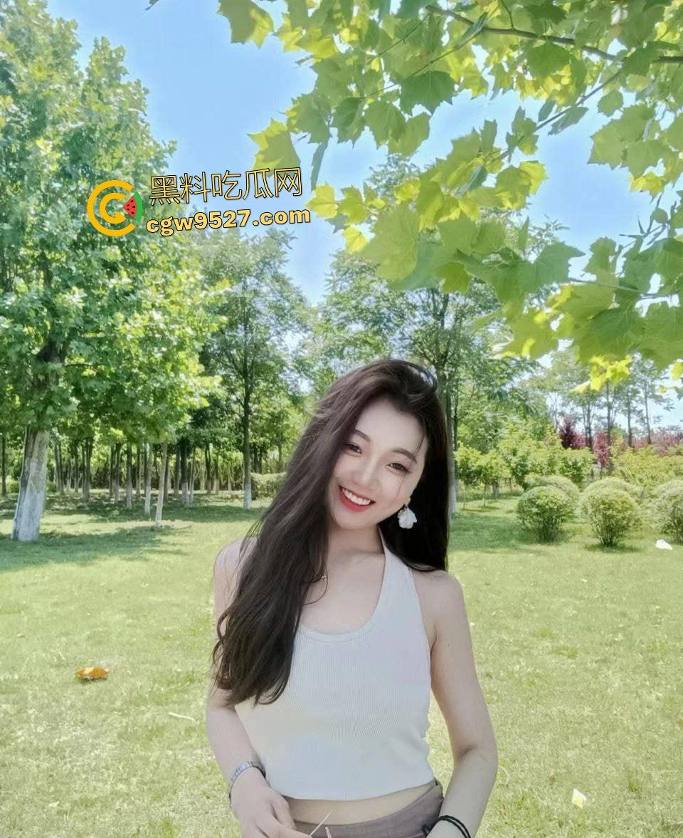 清纯师范学妹【黎雅婷】，最爱女上位用紧穴吞鸡，舔手指堪比50岁熟女的性瘾，这是大学生该有的样子？-1