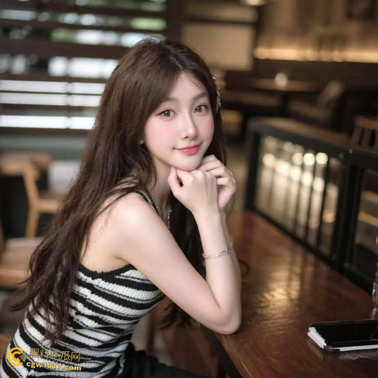 带好兄弟开荤，3p多次约我睡觉的表妹，反差小母狗喜欢真空，被蒙眼调教双洞齐开，被操的嘤嘤叫声音好甜阿 !-2