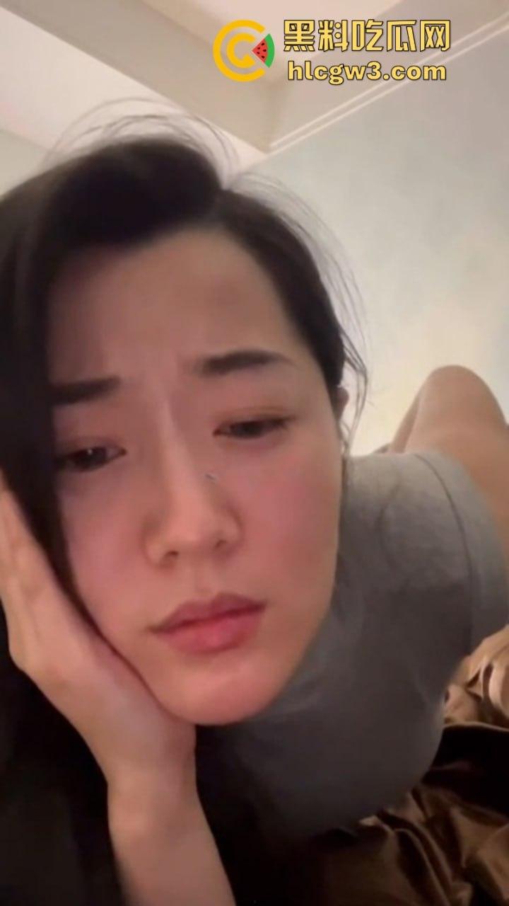 抖音巨乳网红【豹什么豹】露脸抠逼秀 性感美少妇身穿黑丝开档袜骚到极致-7