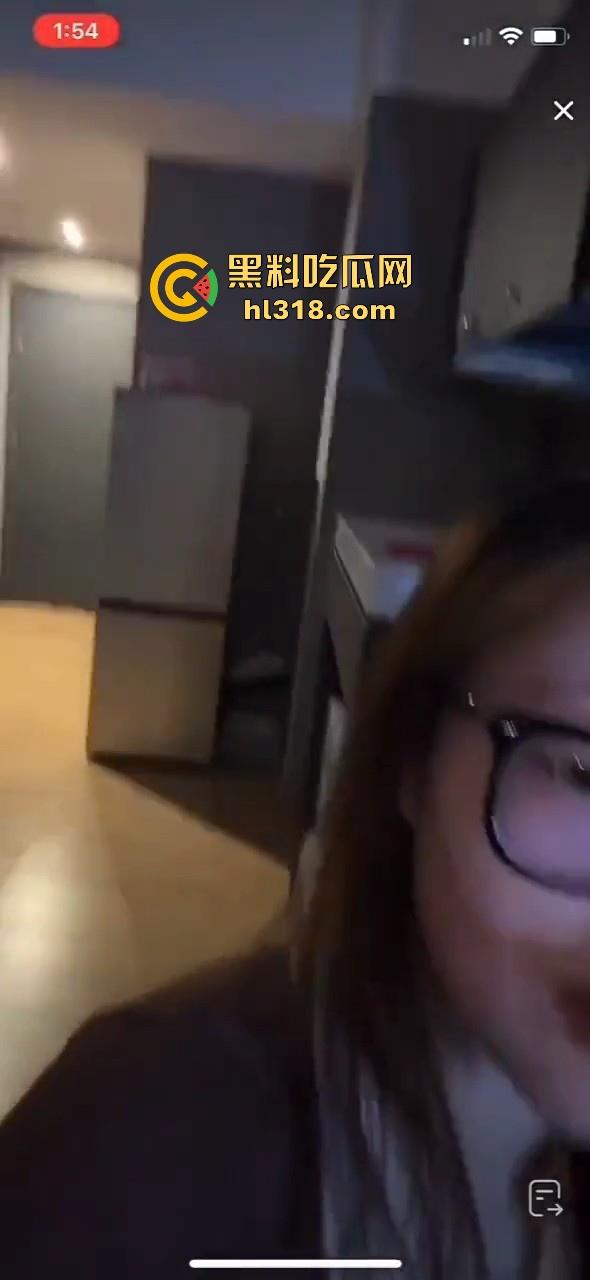 抖音小网红【刘Real.】跟榜一大哥直播做爱，女主播完美露脸玩女上骑乘位，还是榜一大哥厉害！-6