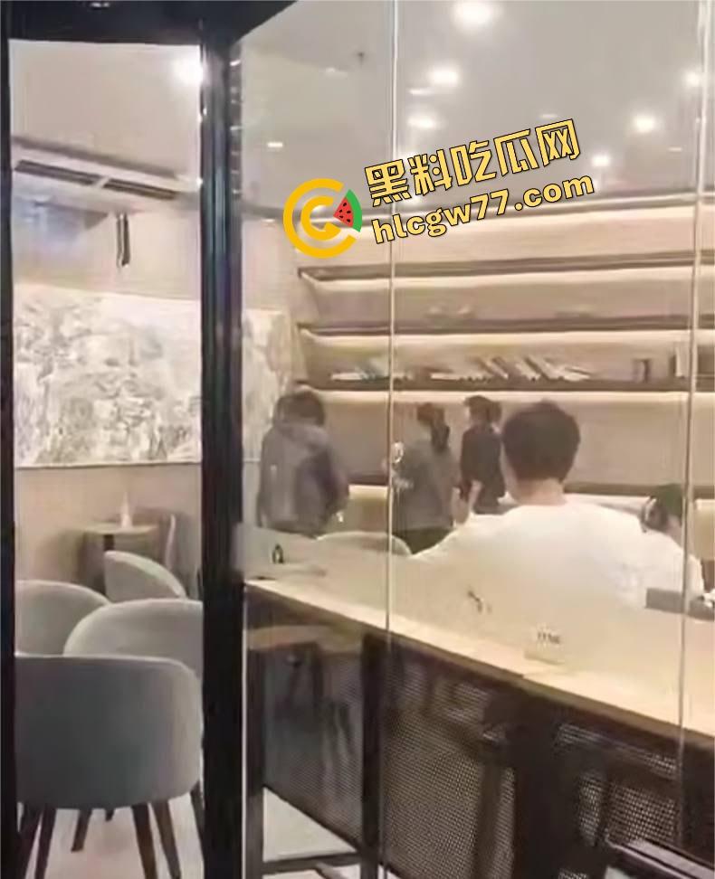 广东四会瑞幸咖啡馆正宫突袭抓奸，怒锤小三扯掉假睫毛，全场咖啡都凉了！-3