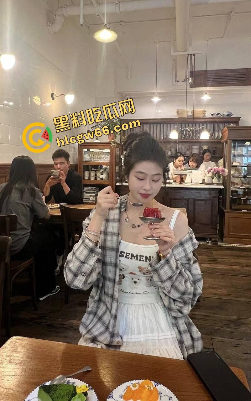 伦敦留学带回来的骚货，北京私企绿帽圈新宠『赵MR』处女开苞后入上瘾，嘴里叫哥哥心里装屌！-2