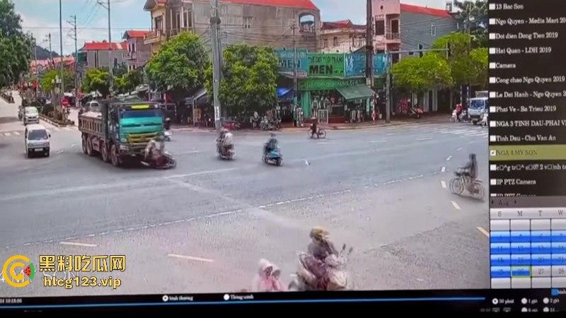 血腥慎点！越南恐怖车祸 电车撞向大货车 母子惨遭碾压 惨痛现场监控视频曝光-1